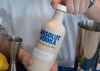 ABSOLUT UNVEILS INDUSTRY-FIRST PAPER-BASED CAP AND BOTTLE DUO
